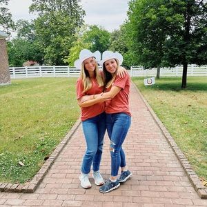 Meet your Posher, Ellis